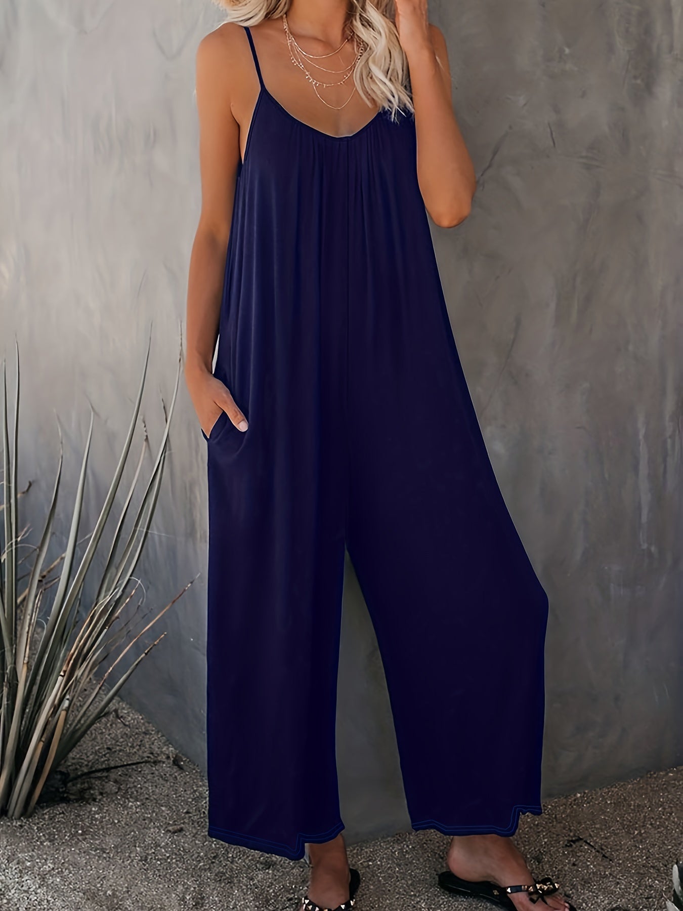 Dam Jumpsuit med Spaghettiband och Fickor – Avslappnad och Trendig Sommarstil