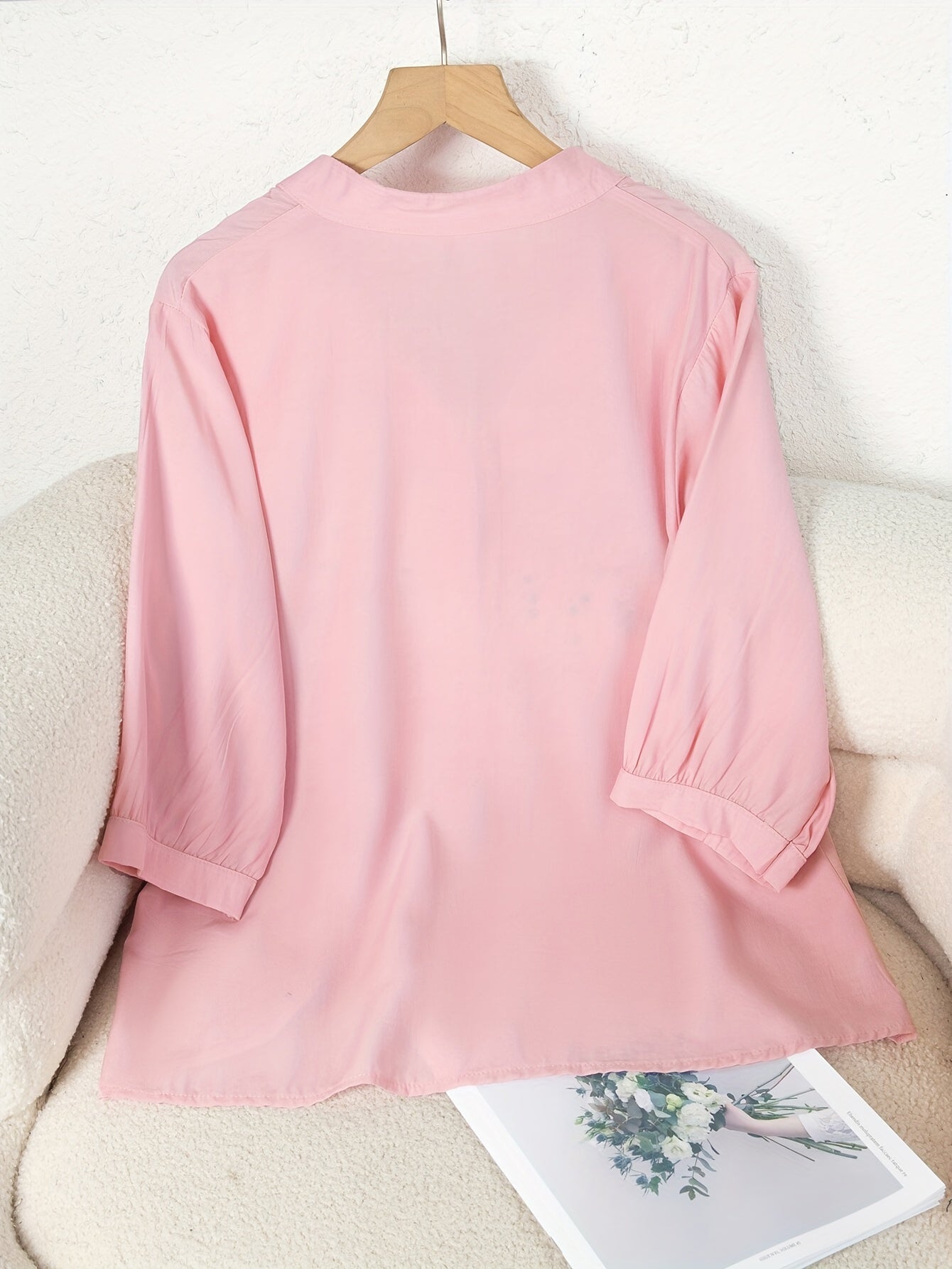 Dam Elegant Blus med Broderade Blommor och Ståkrage – Perfekt för Sommar och Arbete