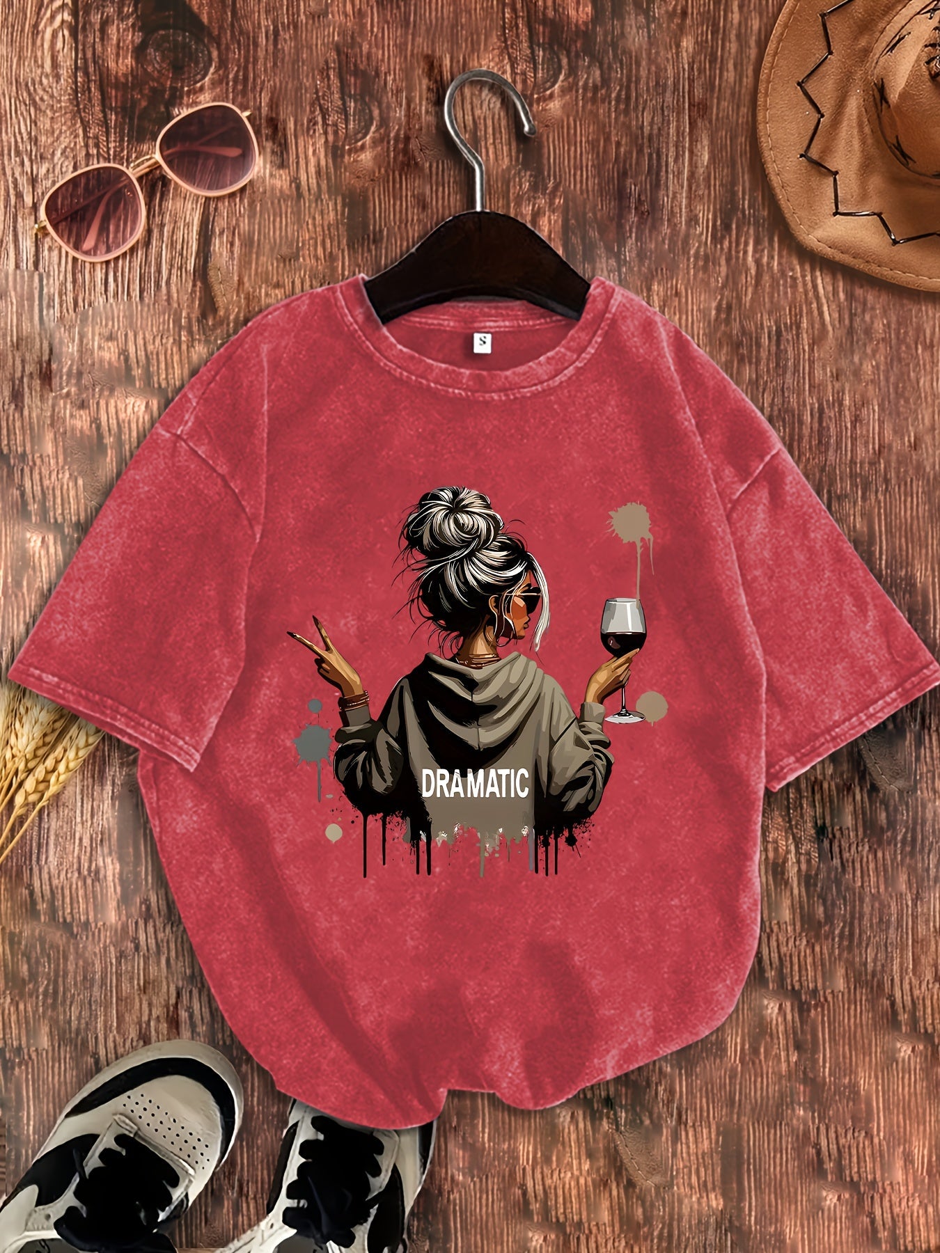 Dam T-shirt med tryck – Dramatic, avslappnad stil, perfekt för vardag och fritid