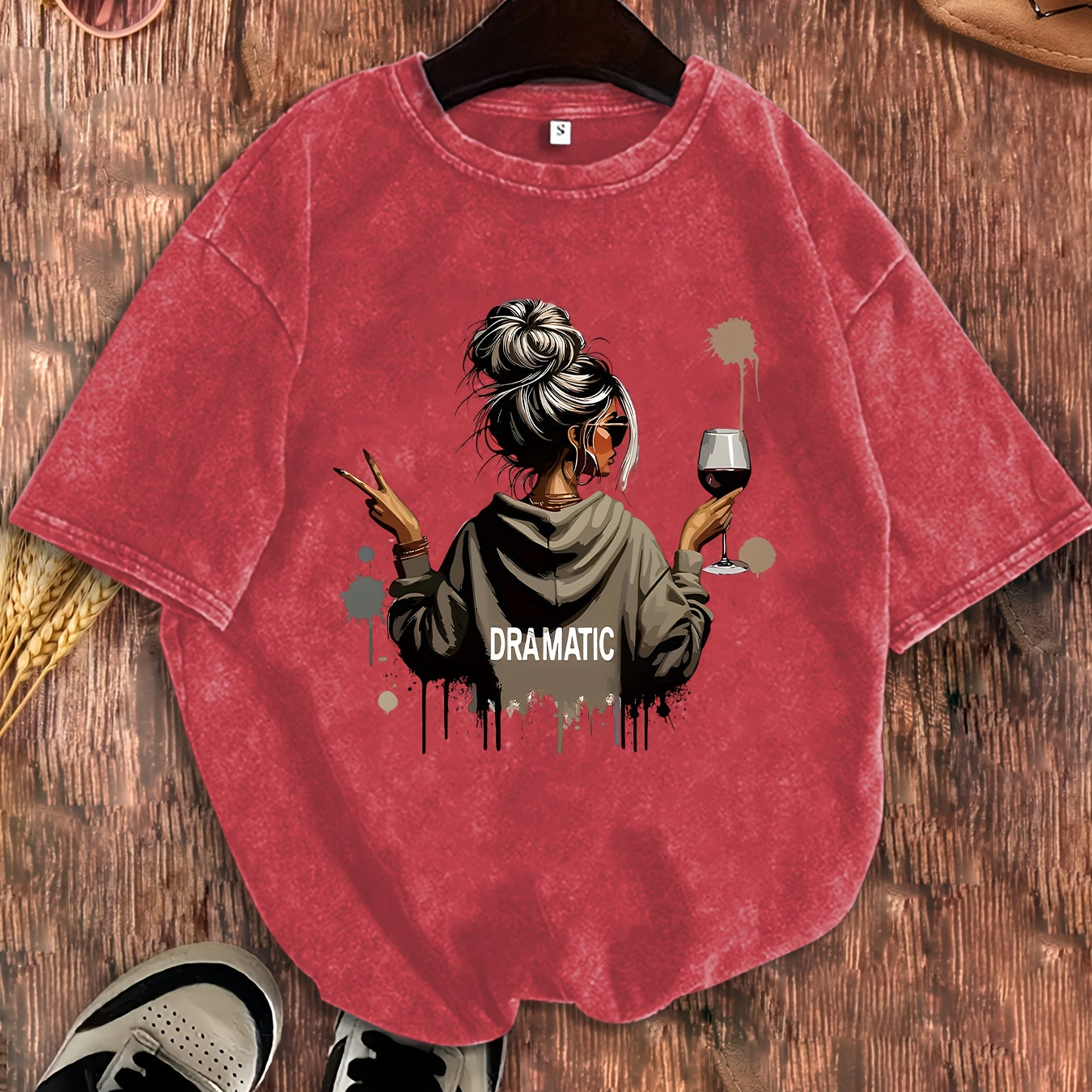 Dam T-shirt med tryck – Dramatic, avslappnad stil, perfekt för vardag och fritid