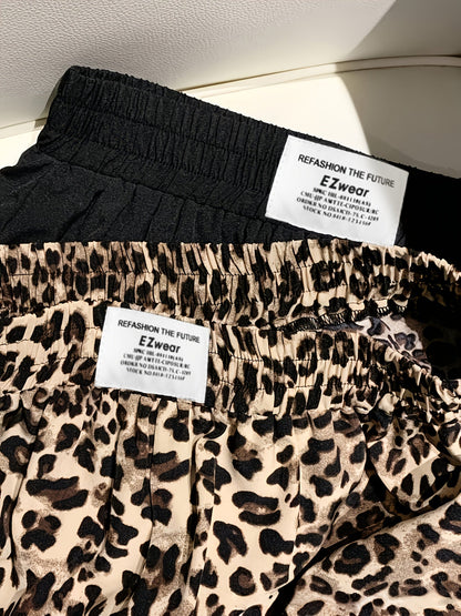 Damshorts med lös passform, leopardmönster och svarta – avslappnad sommarstil