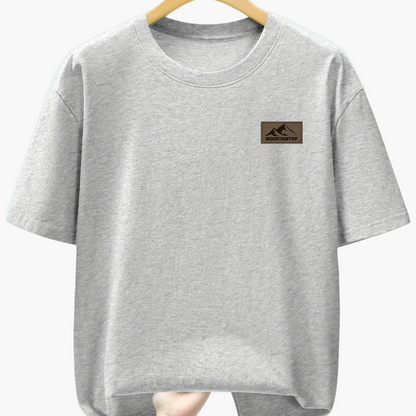 Herr T-shirt med minimalistisk bergslogga – Avslappnad och trendig vardagsstil