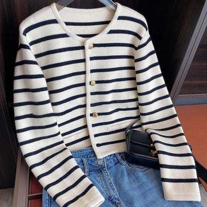 Susan – Kort Stickad Cardigan med Randigt Mönster