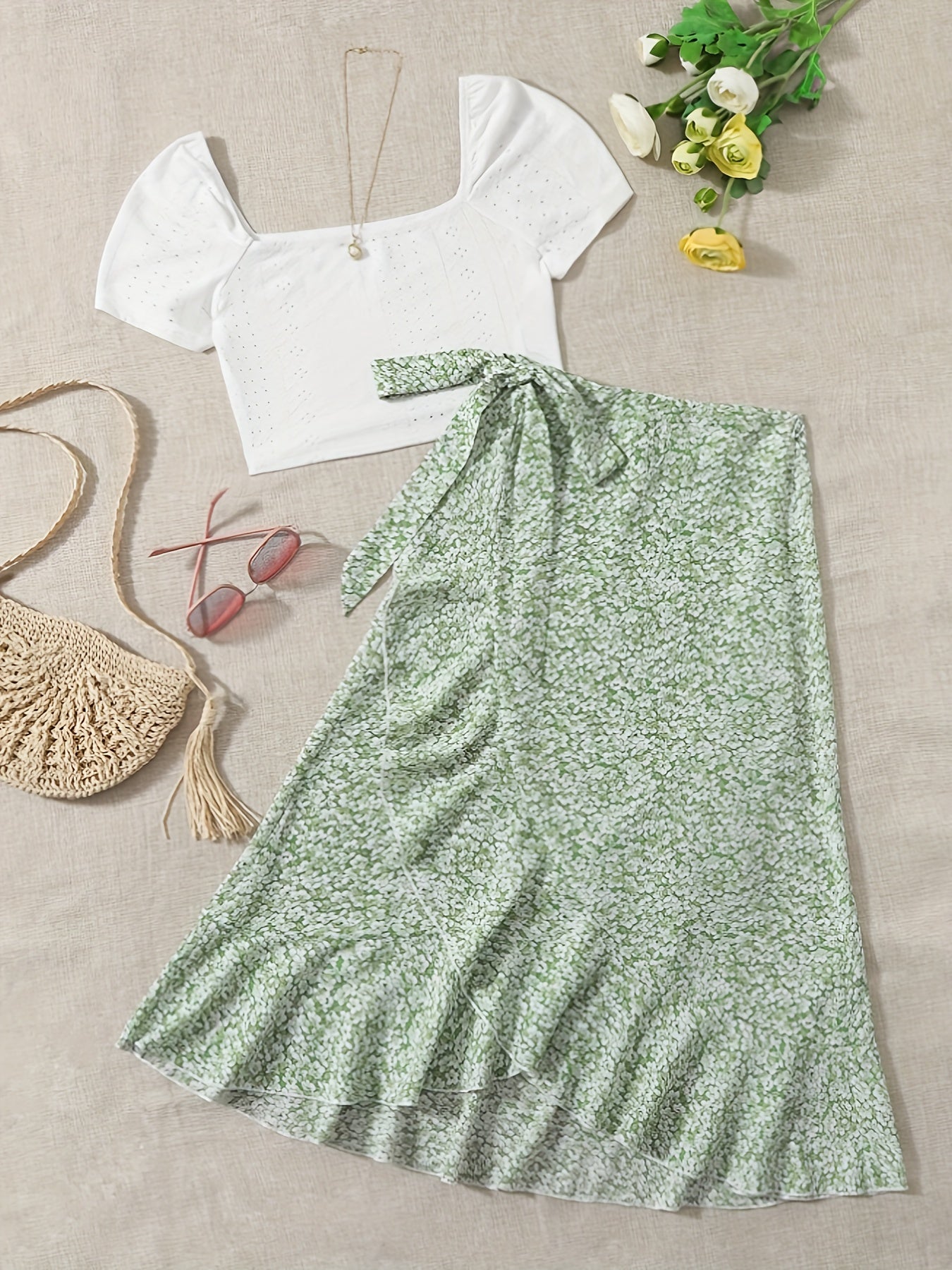 Damers romantisk tvådelad sommaroutfit med blus och omlottkjol – perfekt för semester och vardagsbruk