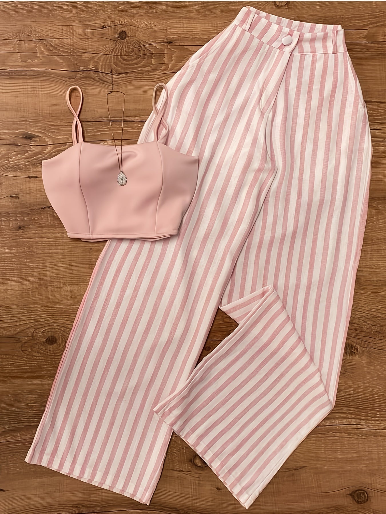 Damset med randiga byxor och crop top – elegant tvådelad outfit för sommar och fest