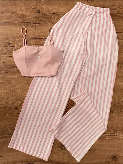 Damset med randiga byxor och crop top – elegant tvådelad outfit för sommar och fest