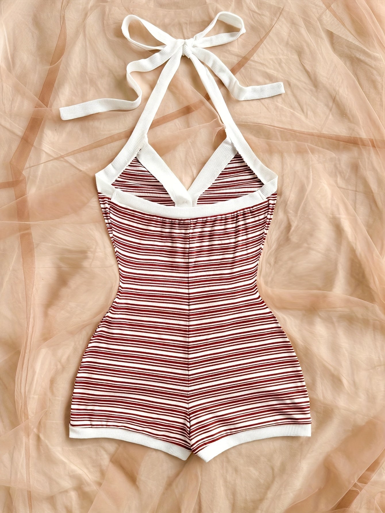 Damers eleganta randiga sommarplaysuit med knytdetalj och v-ringning – perfekt för semester och strand