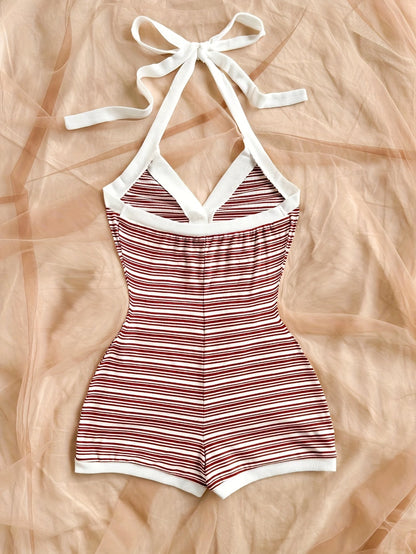 Damers eleganta randiga sommarplaysuit med knytdetalj och v-ringning – perfekt för semester och strand
