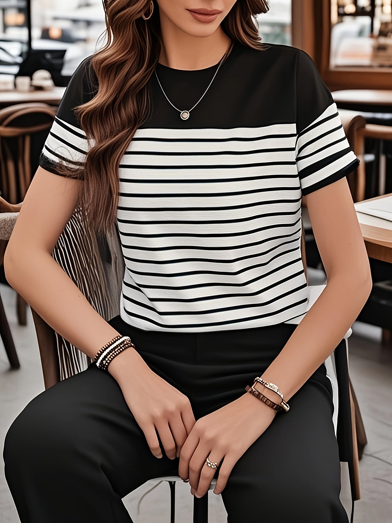 Dam T-shirt med randigt mönster och kort ärm – Trendig vardagsstil