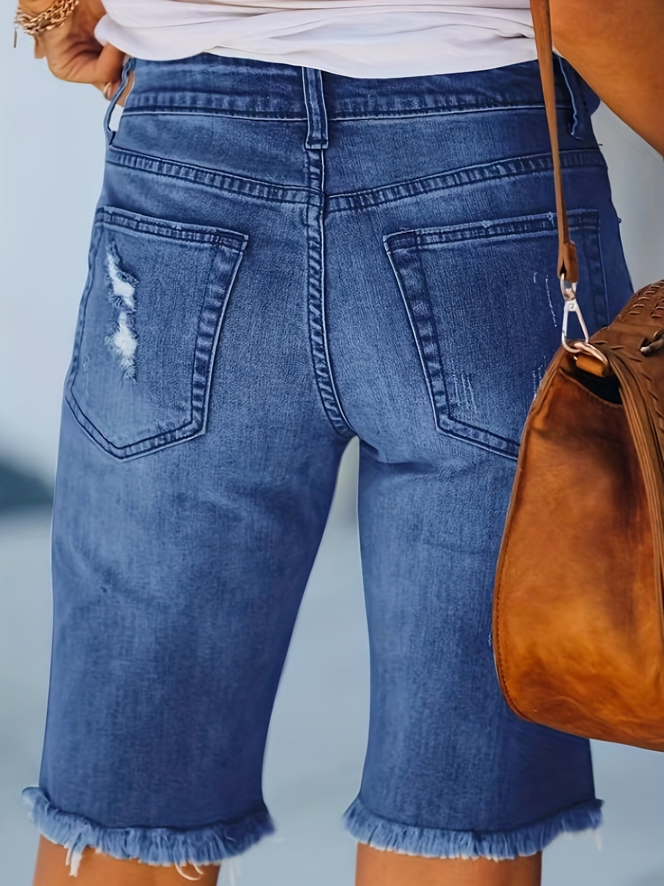 Dam Bermuda Shorts med Ripped Detaljer och Fransad Kant – Trendiga Jeansshorts för Sommar och Vardag