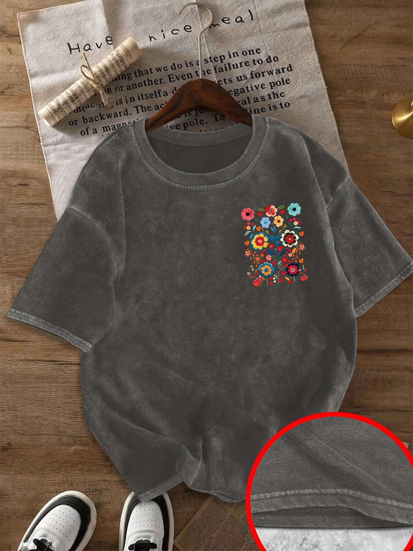 Dam T-shirt med söt blommig brodyr och avslappnad passform – Perfekt för sommarens vardag
