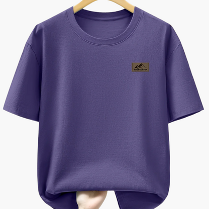 Herr T-shirt med minimalistisk bergslogga – Avslappnad och trendig vardagsstil