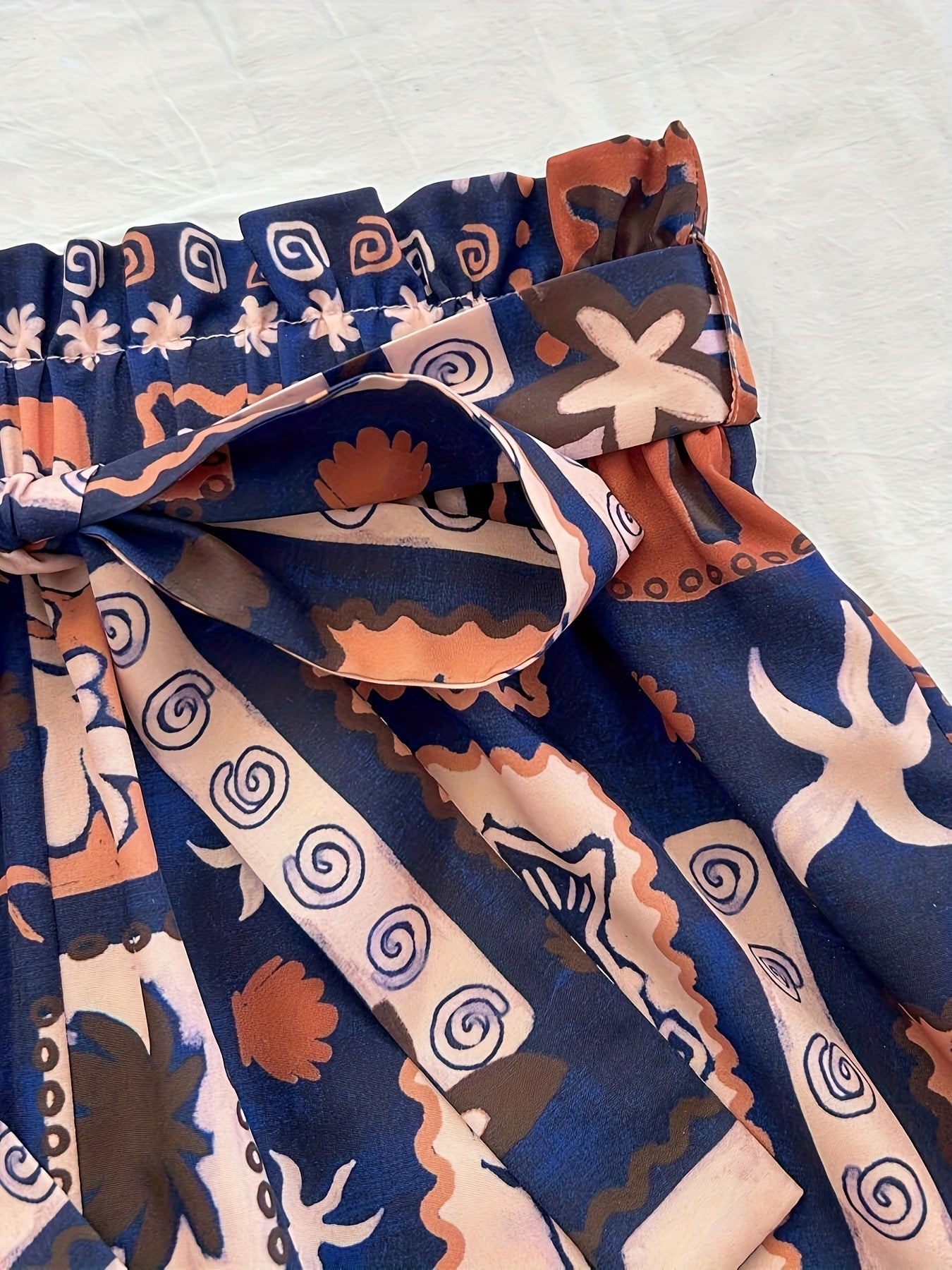 Damset med ribbad linne och tropiska shorts – semesterstil och sommaroutfit