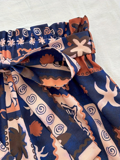 Damset med ribbad linne och tropiska shorts – semesterstil och sommaroutfit