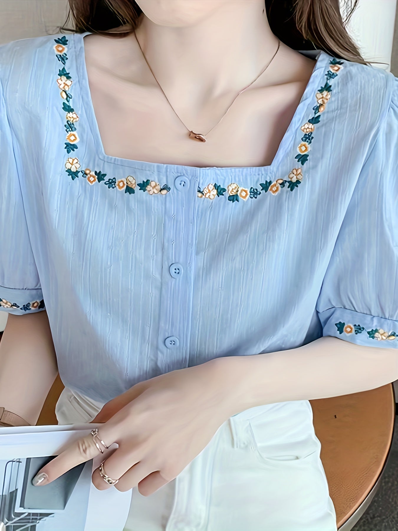Dam Elegant Blus med Broderade Blommor och Fyrkantig Hals – Vår/Sommar Top