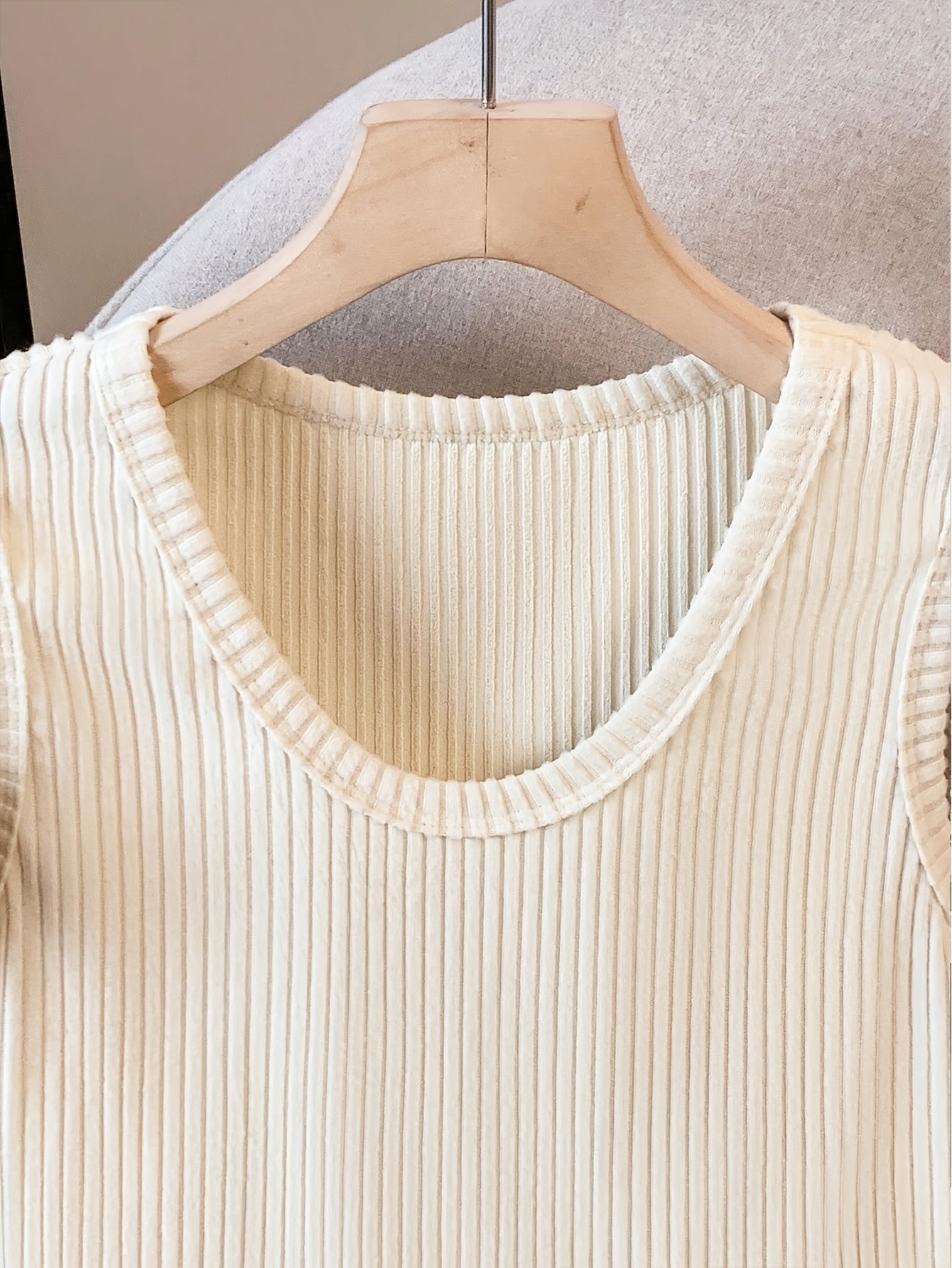 Damlinne med ribbat mönster och elegant vardagsstil