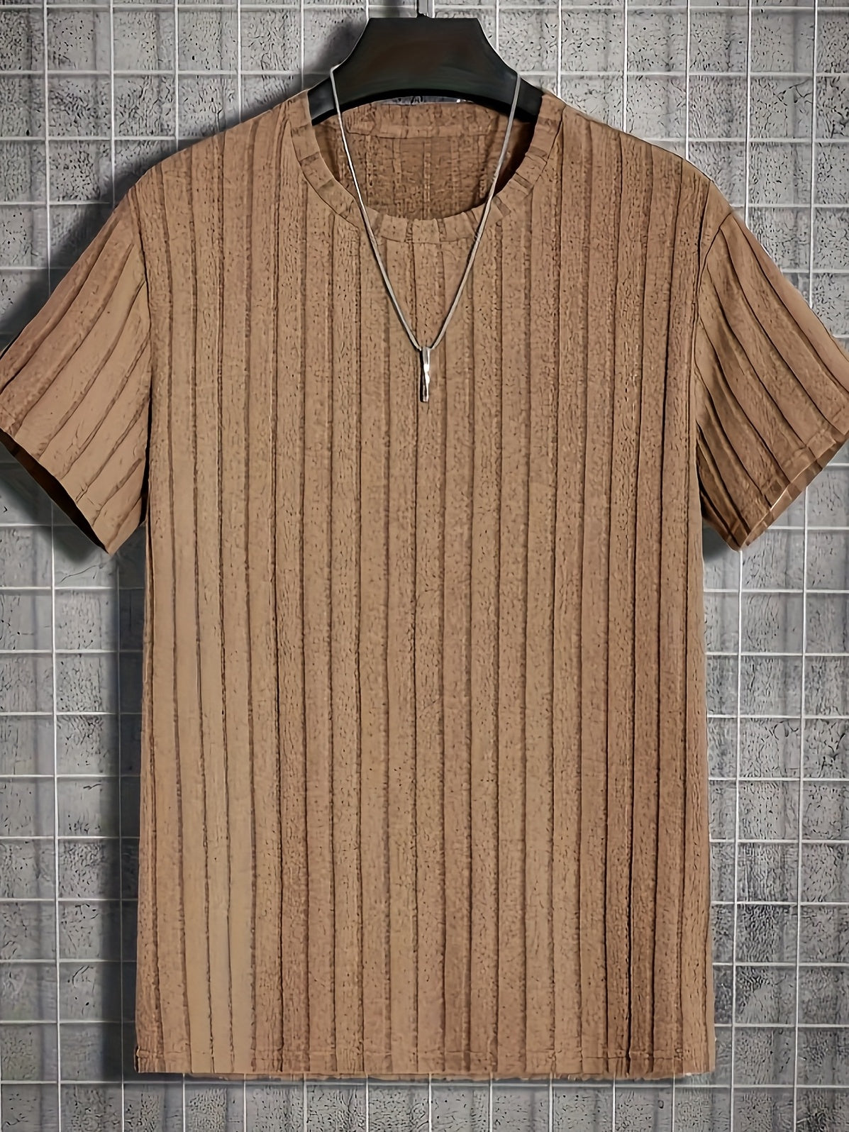 Herr T-shirt med trendigt ribbat mönster och avslappnad passform – Perfekt för vardag och stilrena lager på lager-outfits