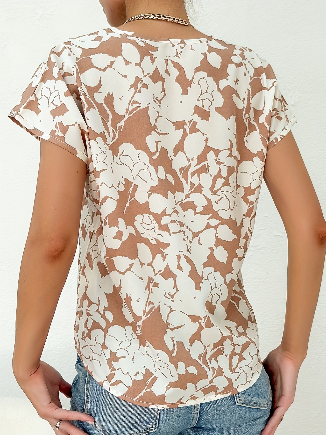 Dam Elegant Blus med Blommönster och V-ringning – Perfekt för Sommar och Vardag