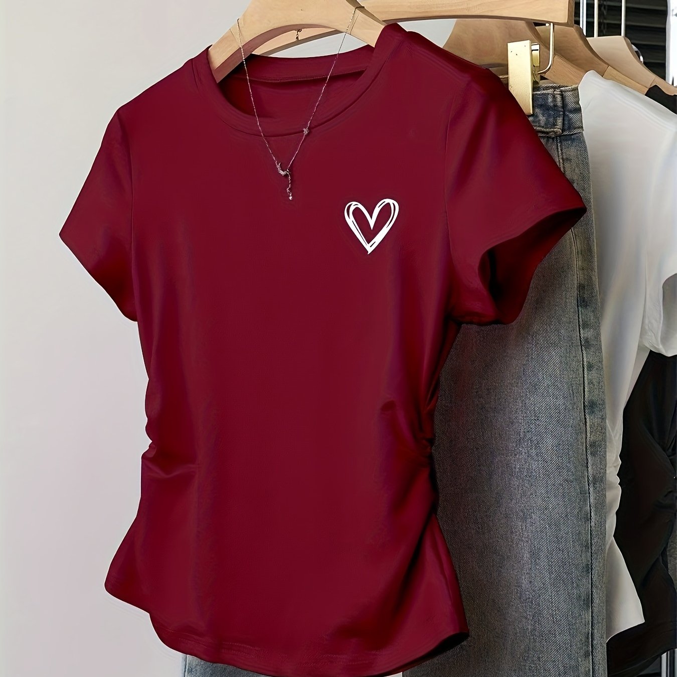 Dam T-shirt med hjärtmotiv och smickrande passform – Trendigt vardagsplagg
