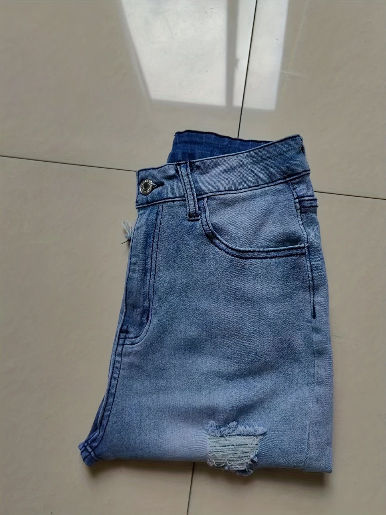 Dam Bermuda Shorts med Ripped Detaljer och Fransad Kant – Trendiga Jeansshorts för Sommar och Vardag