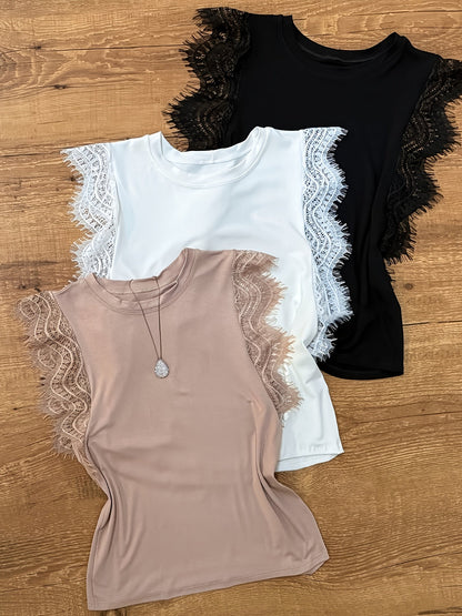 Damlinne med spetsdetaljer – elegant vardagsstil och sommartrend