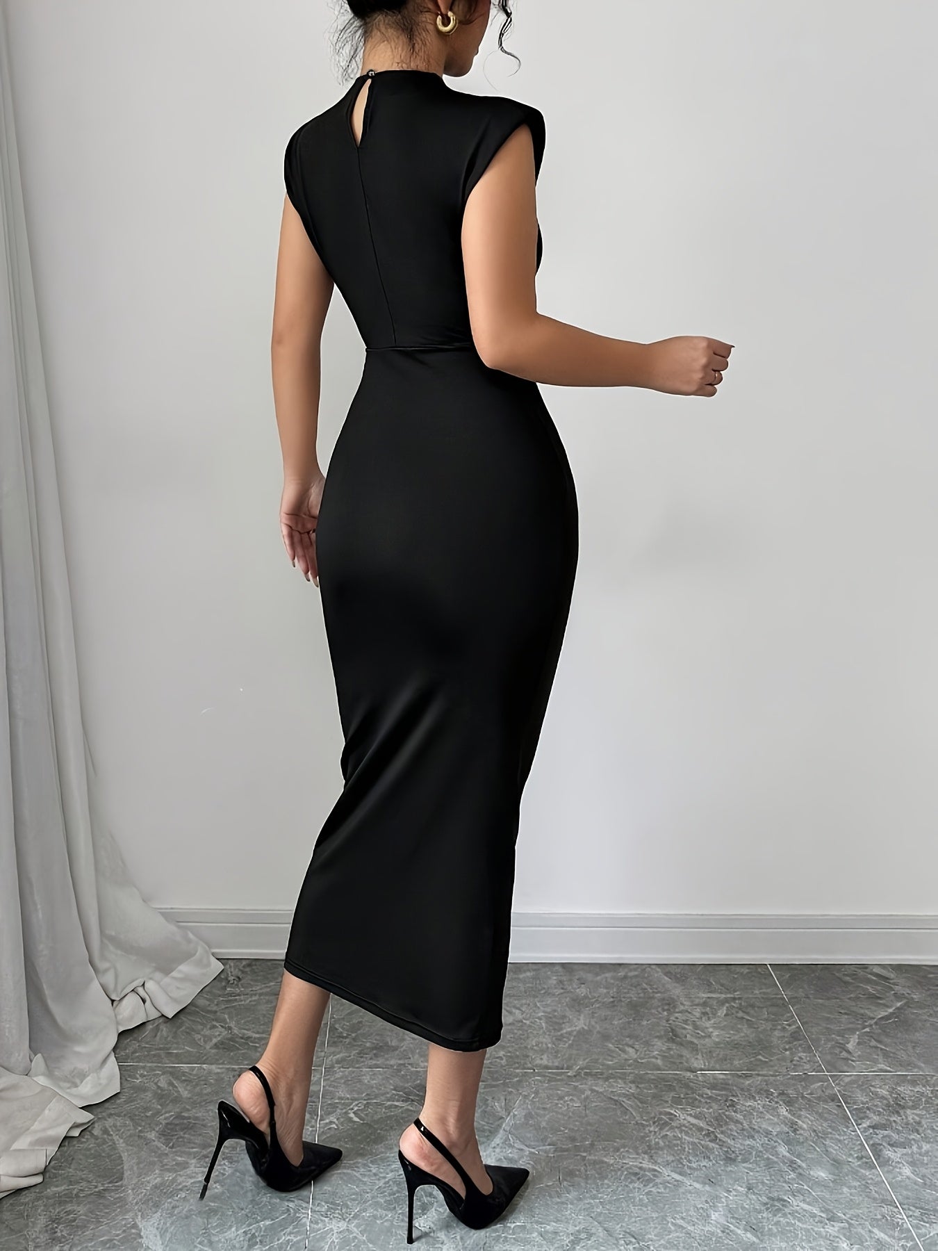 Dam Elegant Bodycon Klänning med Hög Hals och Dekorativ Detalj – Perfekt för Fest och Kväll