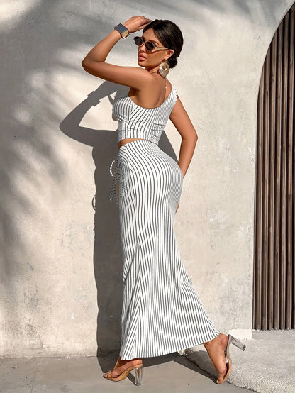 Dam Set med Randigt Asymmetriskt Crop Top och Lång Kjol – Trendig Sommaroutfit för Fritid och Semester