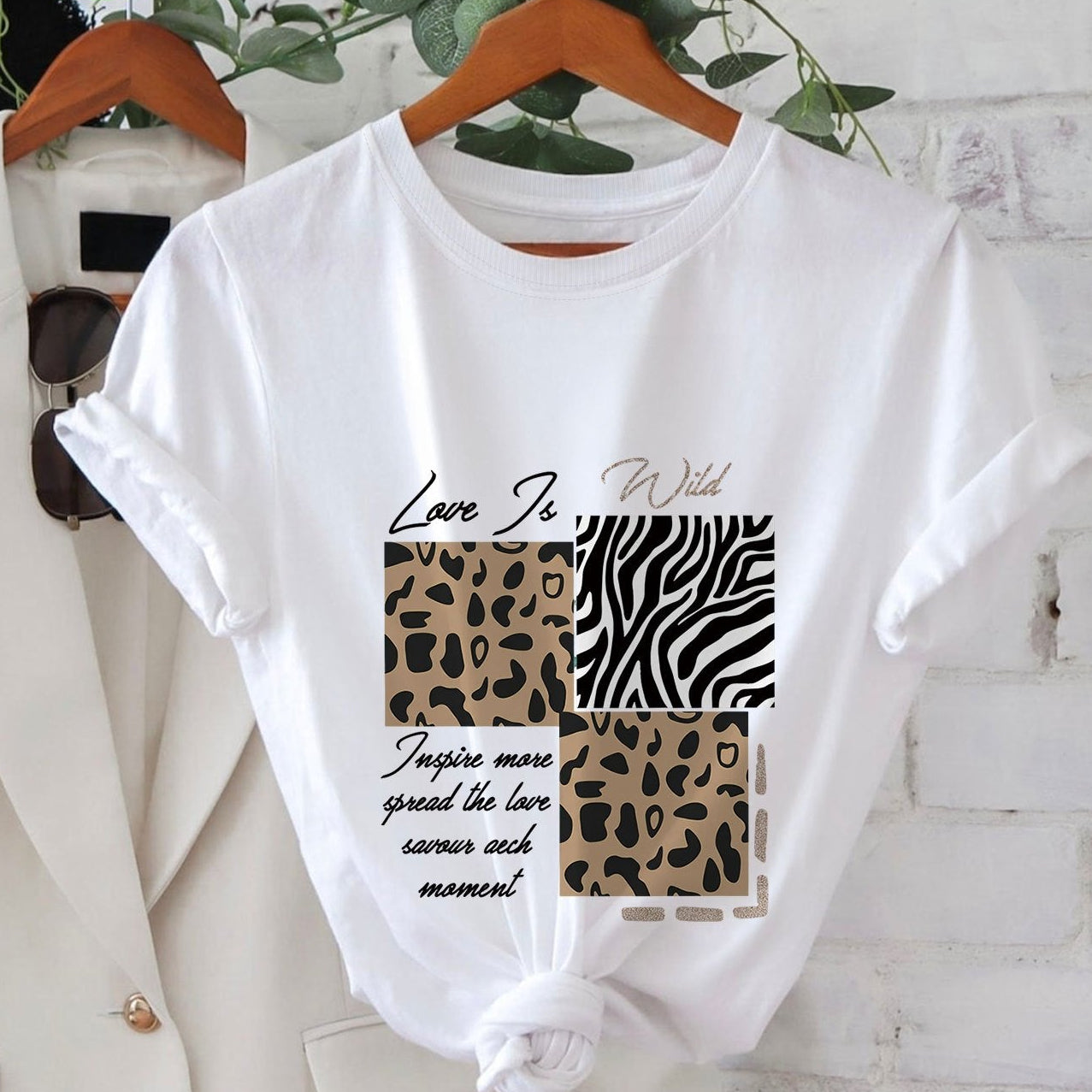 Dam T-shirt med djurmönster och inspirerande text – Trendig vardagstop med leopard- och zebramotiv