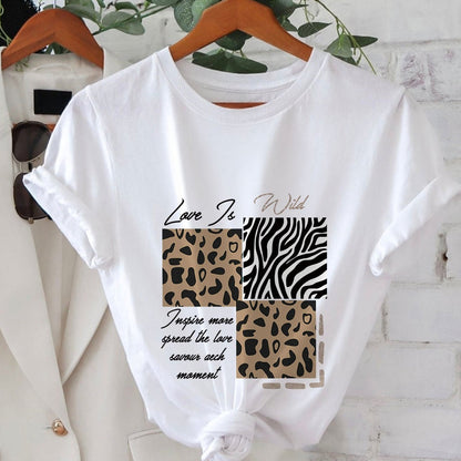 Dam T-shirt med djurmönster och inspirerande text – Trendig vardagstop med leopard- och zebramotiv