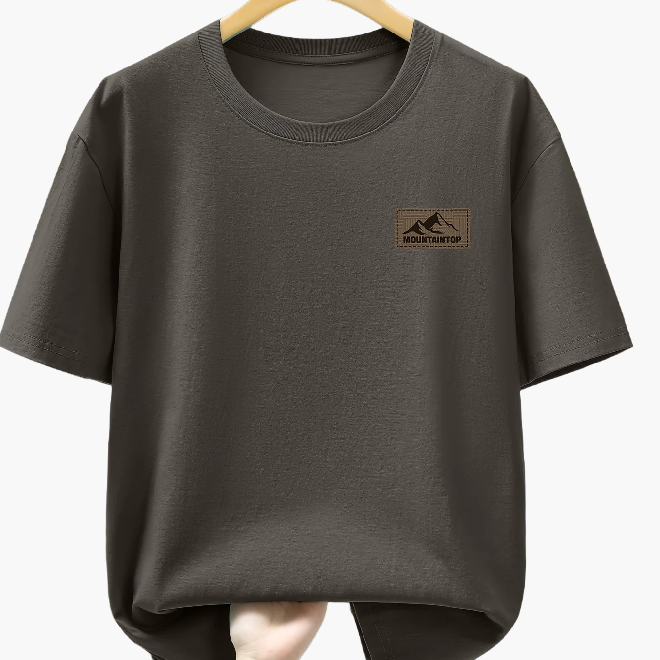 Herr T-shirt med minimalistisk bergslogga – Avslappnad och trendig vardagsstil