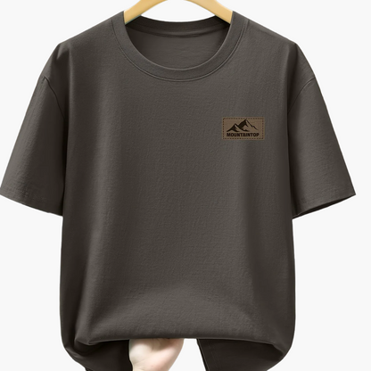 Herr T-shirt med minimalistisk bergslogga – Avslappnad och trendig vardagsstil