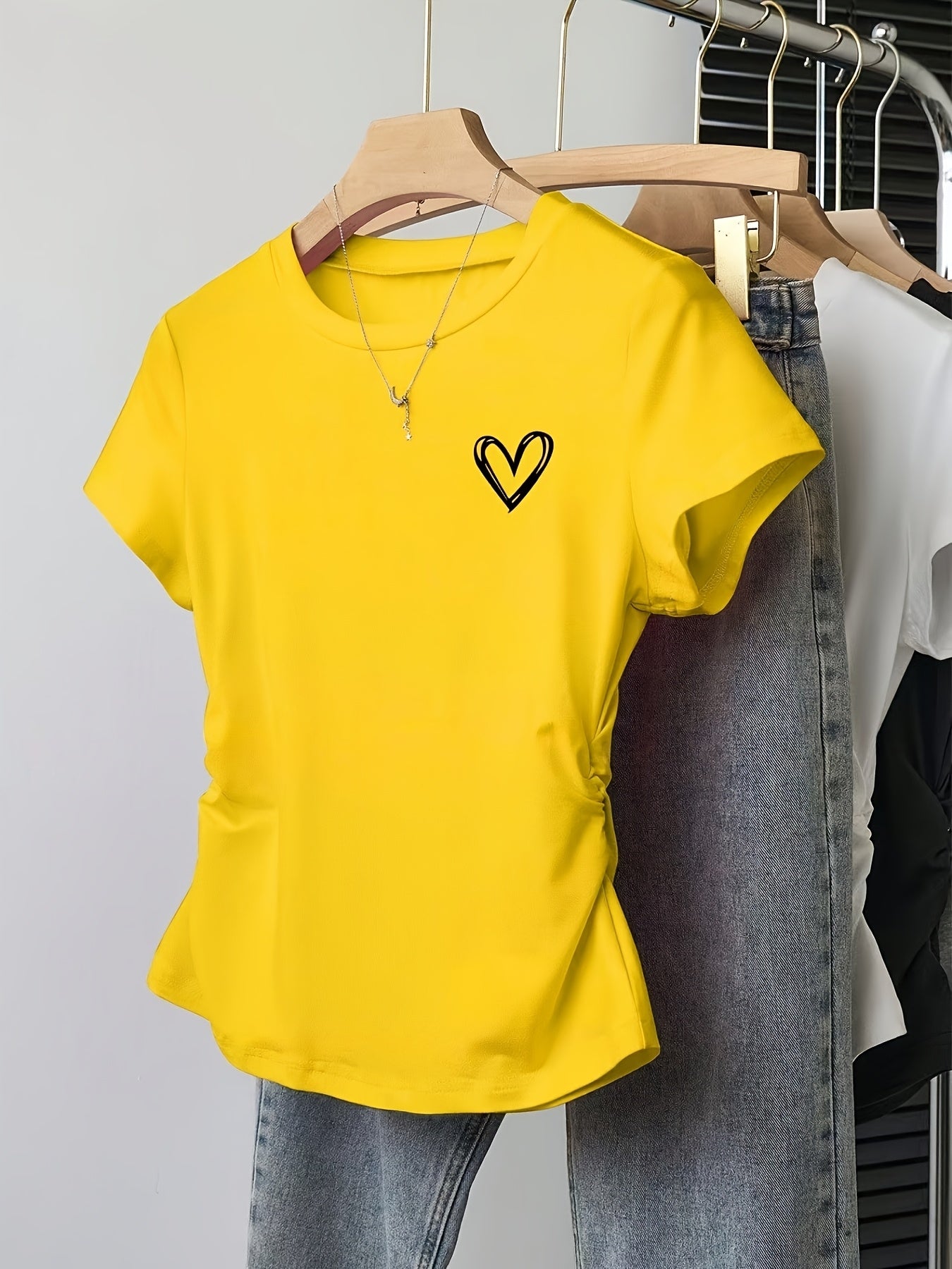 Dam T-shirt med hjärtmotiv och smickrande passform – Trendigt vardagsplagg