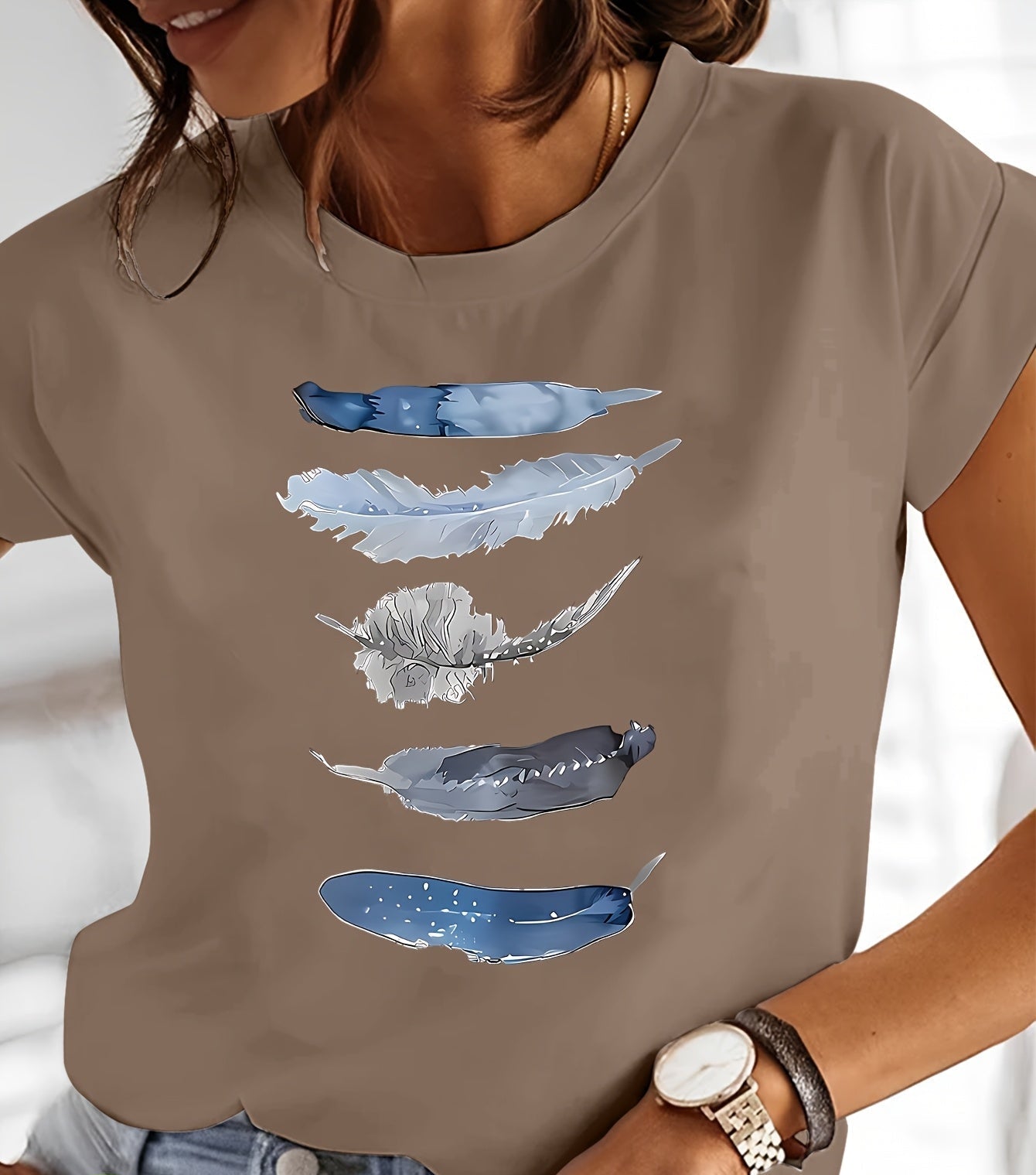 Dam T-shirt med konstnärliga fjädermotiv – avslappnad vardagsstil