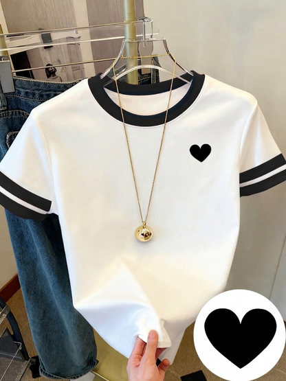 Dam T-shirt med hjärtdetalj och sportig retrostil – Perfekt för vardag och fritid