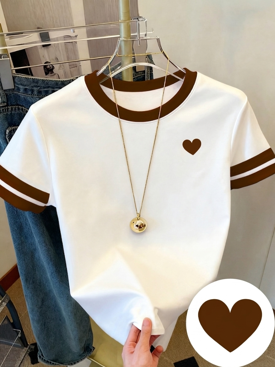 Dam T-shirt med hjärtdetalj och sportig retrostil – Perfekt för vardag och fritid