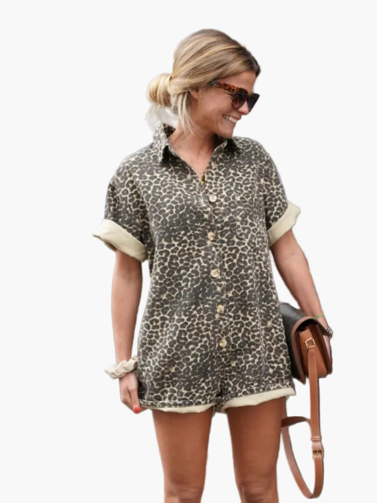 Damernas kortärmade playsuit med leopardmönster – Trendig och bekväm för sommardagar