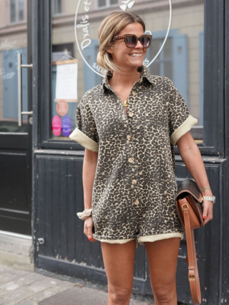 Damernas kortärmade playsuit med leopardmönster – Trendig och bekväm för sommardagar