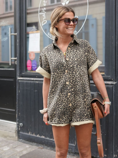 Damernas kortärmade playsuit med leopardmönster – Trendig och bekväm för sommardagar