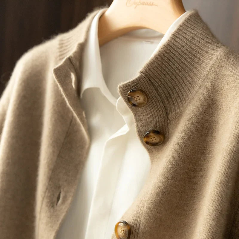 Damstickad cardigan med hög krage och knappar – elegant vardagsstil