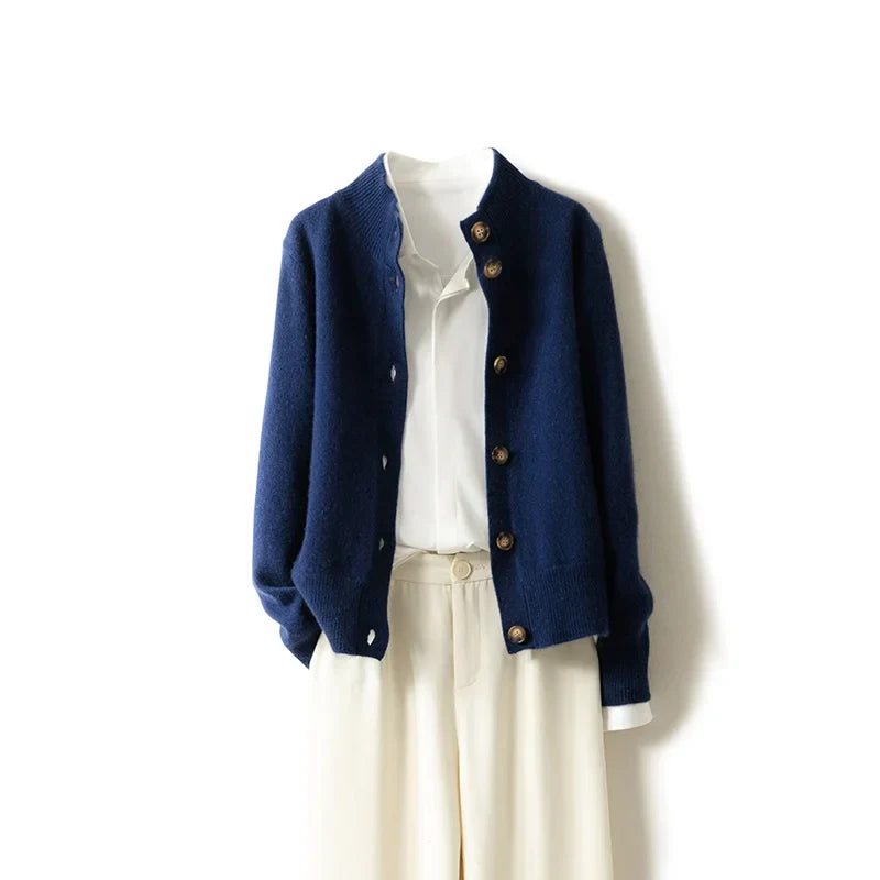 Damstickad cardigan med hög krage och knappar – elegant vardagsstil