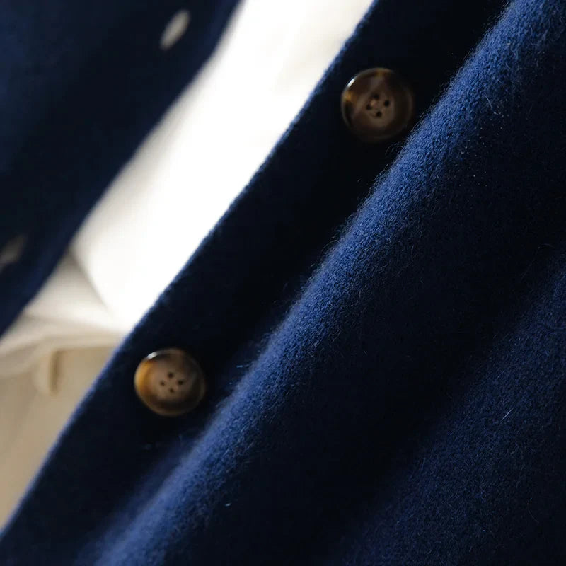 Damstickad cardigan med hög krage och knappar – elegant vardagsstil