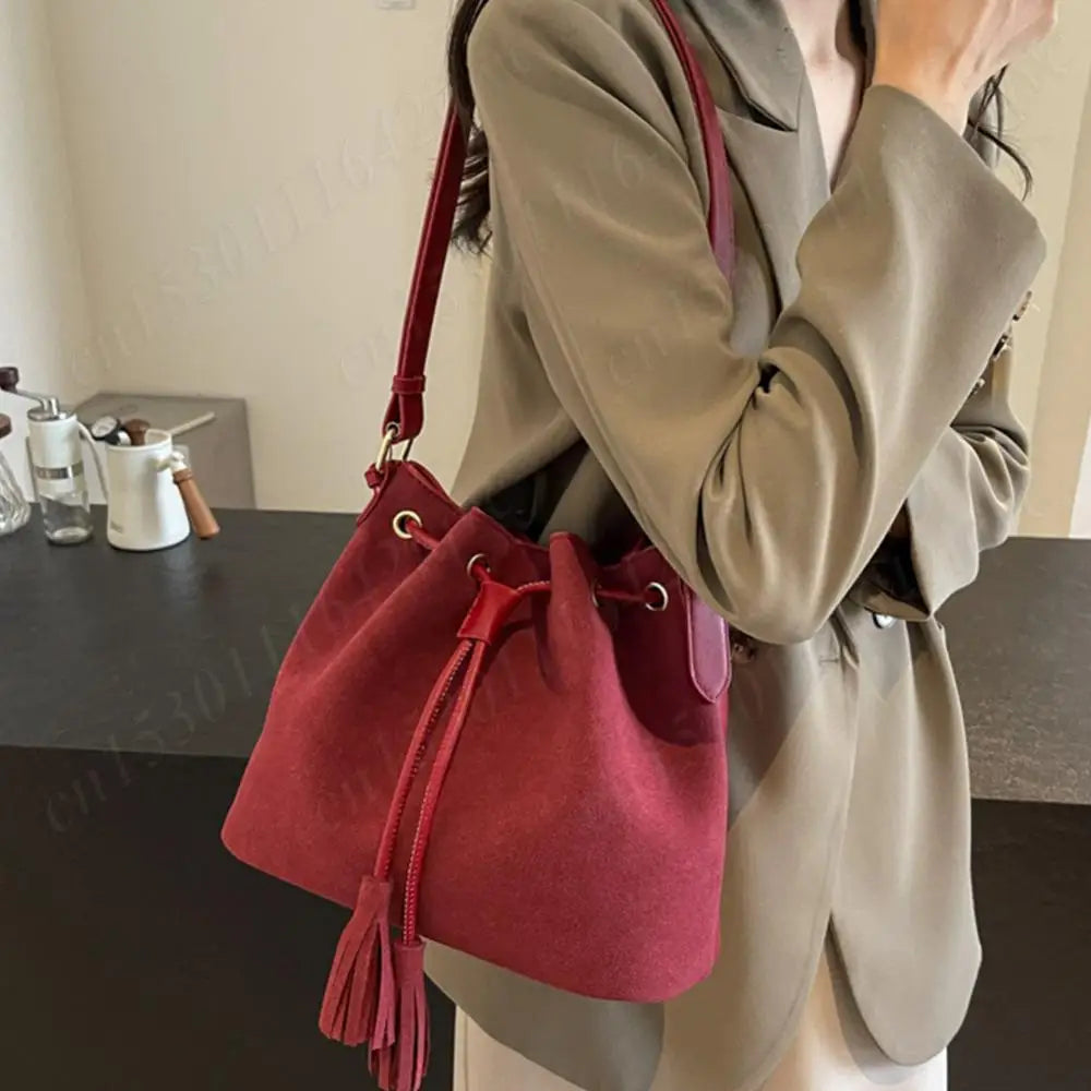 Nicola – Damensuede Bucketväska med Toffs
