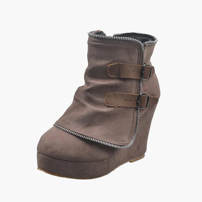 Damkängor med kilklack och dubbla spännen – trendiga vardagsboots för höst och vinter