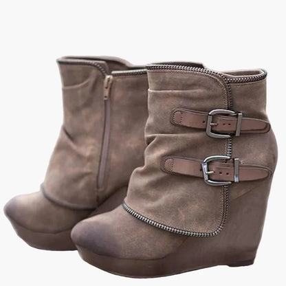 Damkängor med kilklack och dubbla spännen – trendiga vardagsboots för höst och vinter