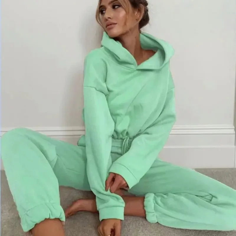 Dam Lounge-set med Kort Hoodie och Joggingbyxor – Trendig Vardagsstil och Mys