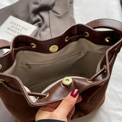 Nicola – Damensuede Bucketväska med Toffs