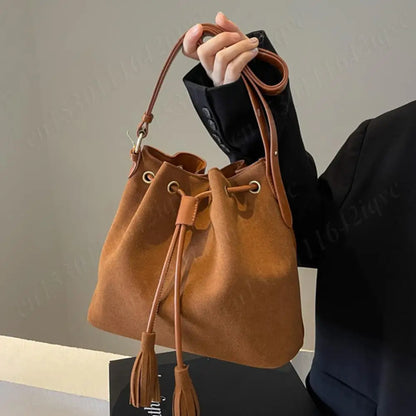 Nicola – Damensuede Bucketväska med Toffs