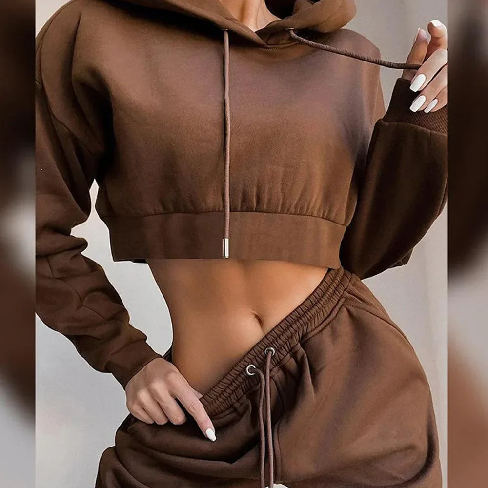 Damers tvådelat set – sportigt och trendigt set med croppad hoodie och byxor för vardag och fritid