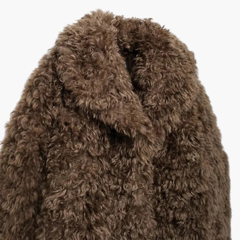 Damdunjacka i trendig oversized fuskpäls – Statement-plagg för höst och vinter