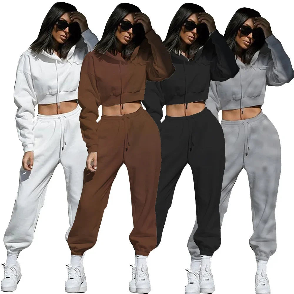 Damers tvådelat set – sportigt och trendigt set med croppad hoodie och byxor för vardag och fritid